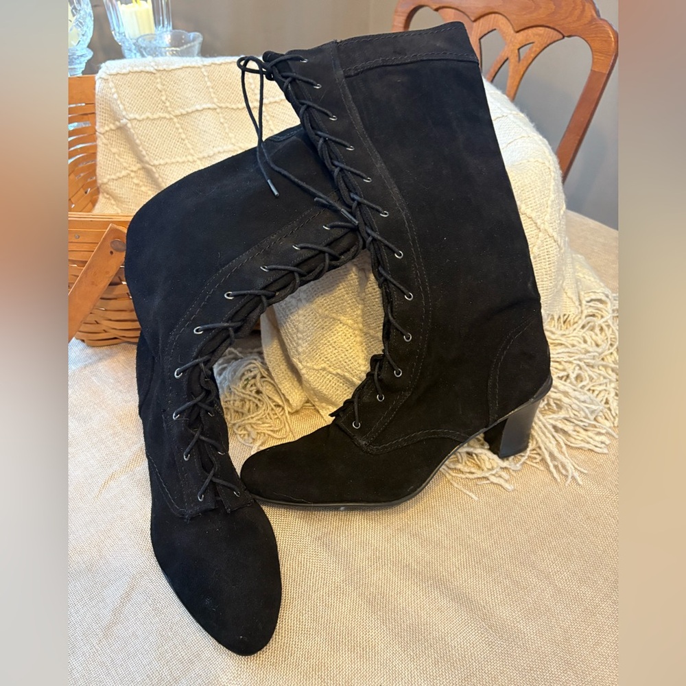Gorgeous suede leather lace front Vittadini boots